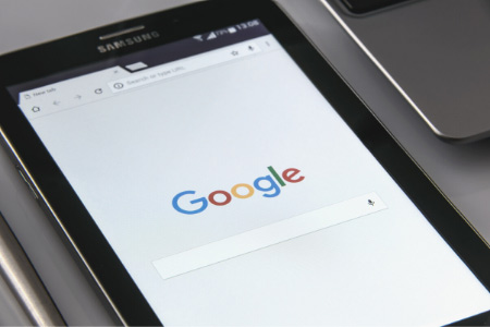 tablette avec Google d'ouvert prêt à lancer une nouvelle recherche